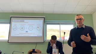 « Vous avez devant vous quelqu’un qui se bat tous les jours», a lancé Damien Lacombe, président de Sodiaal, aux adhérents qui l’ont interpellé mardi à Aumale (Seine-Maritime). c.hue « Vous avez devant vous quelqu’un qui se bat tous les jours», a lancé Damien Lacombe, président de Sodiaal, aux adhérents qui l’ont interpellé mardi à Aumale (Seine-Maritime). c.hue